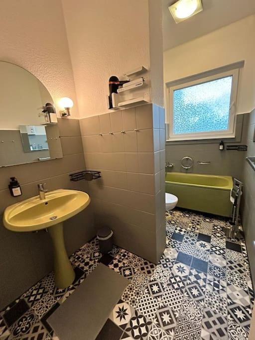 Duplex Apartment Ullstein- 4 Bedrooms, 2 Bathrooms, Living Room, 2 Parking Spaces, Boxspringbeds, Family & Business Apartment! 柏林 外观 照片