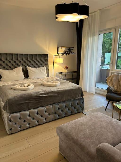 Duplex Apartment Ullstein- 4 Bedrooms, 2 Bathrooms, Living Room, 2 Parking Spaces, Boxspringbeds, Family & Business Apartment! 柏林 外观 照片