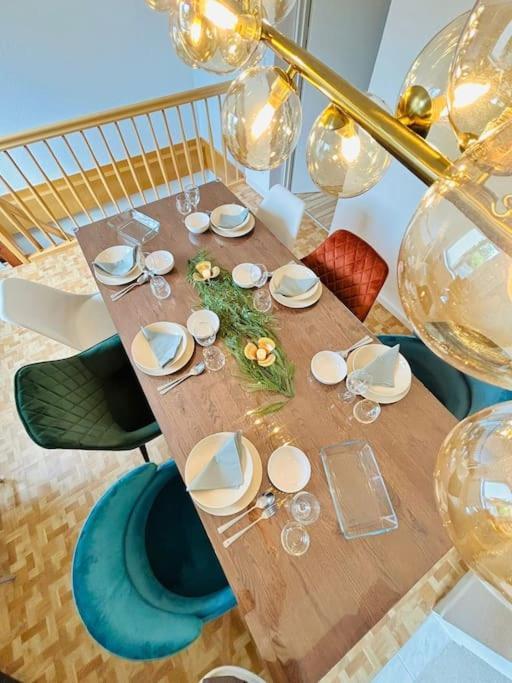 Duplex Apartment Ullstein- 4 Bedrooms, 2 Bathrooms, Living Room, 2 Parking Spaces, Boxspringbeds, Family & Business Apartment! 柏林 外观 照片